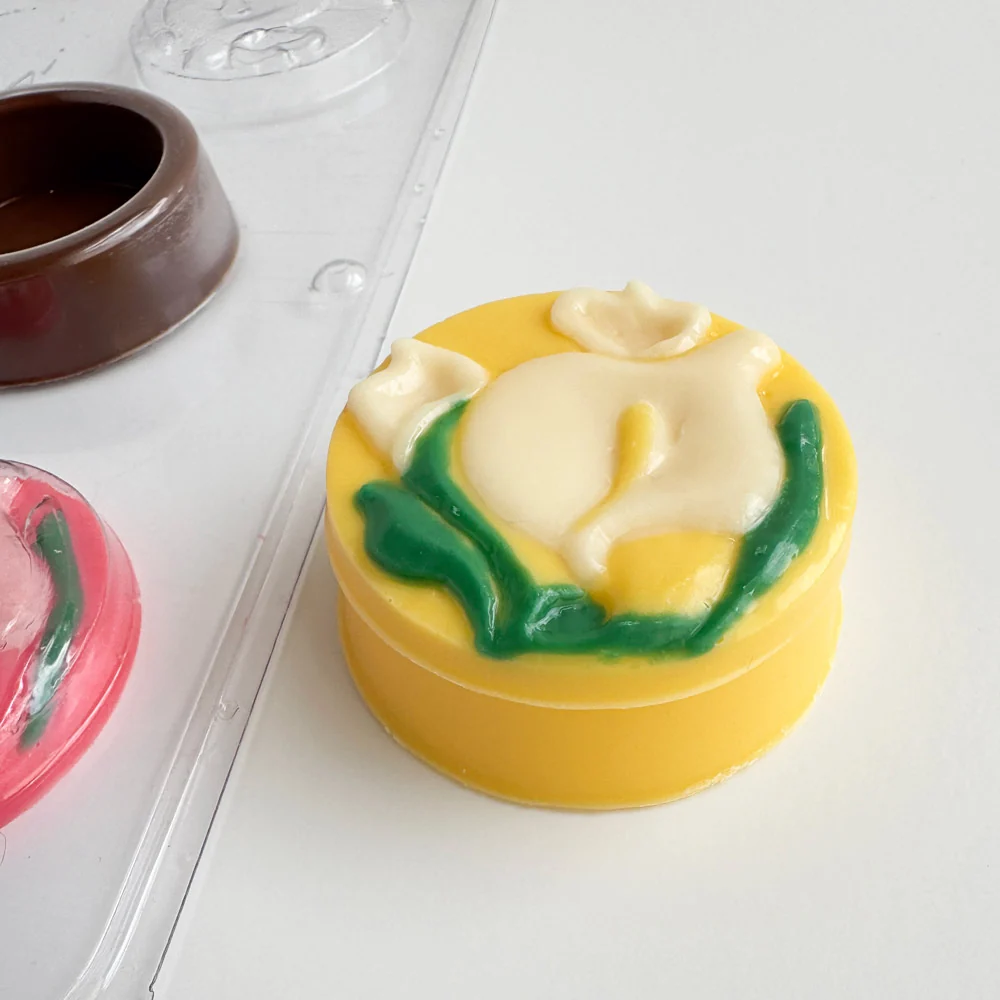 Small Pour Box With Lily Cover Candy Mold - Image 3
